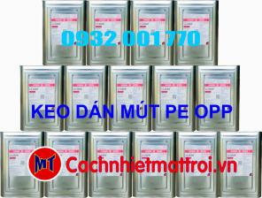 Bán keo dán tấm cách nhiệt lên mái tôn.